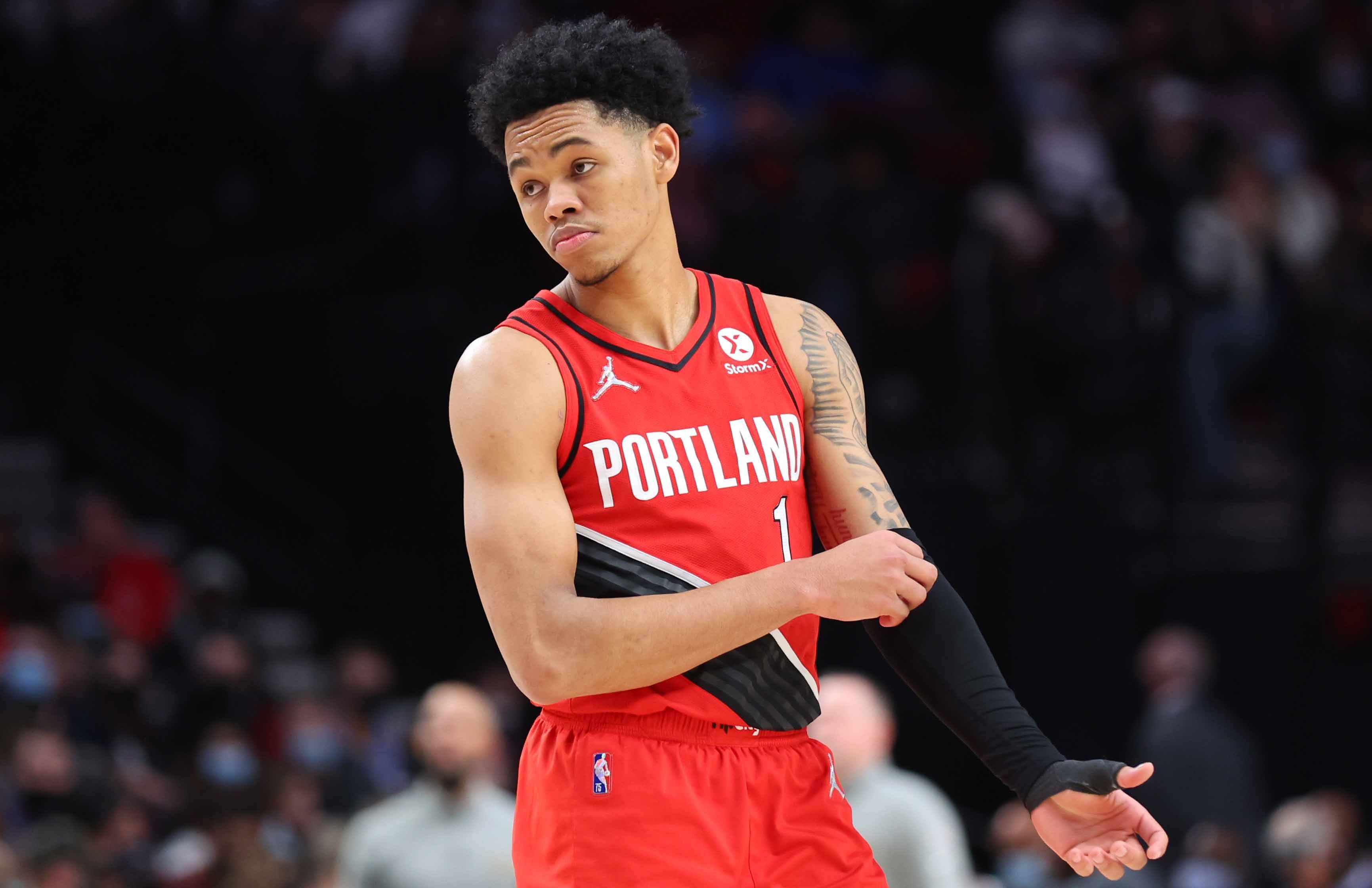 黑白直播在线观看-开拓者输给步行者，西蒙斯高效分的简单介绍