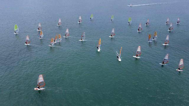 黑白直播免费体育直播-奥克兰选手在帆船比赛中力克对手获胜