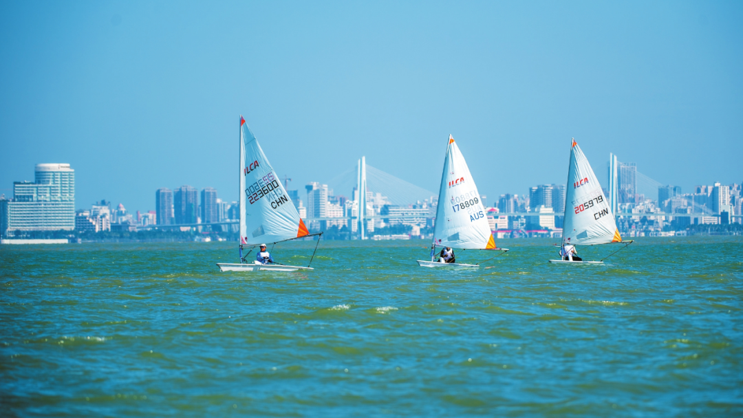 奥克兰选手在帆船比赛中力克对手获胜 奥克兰选手在帆船比赛中力克对手获胜