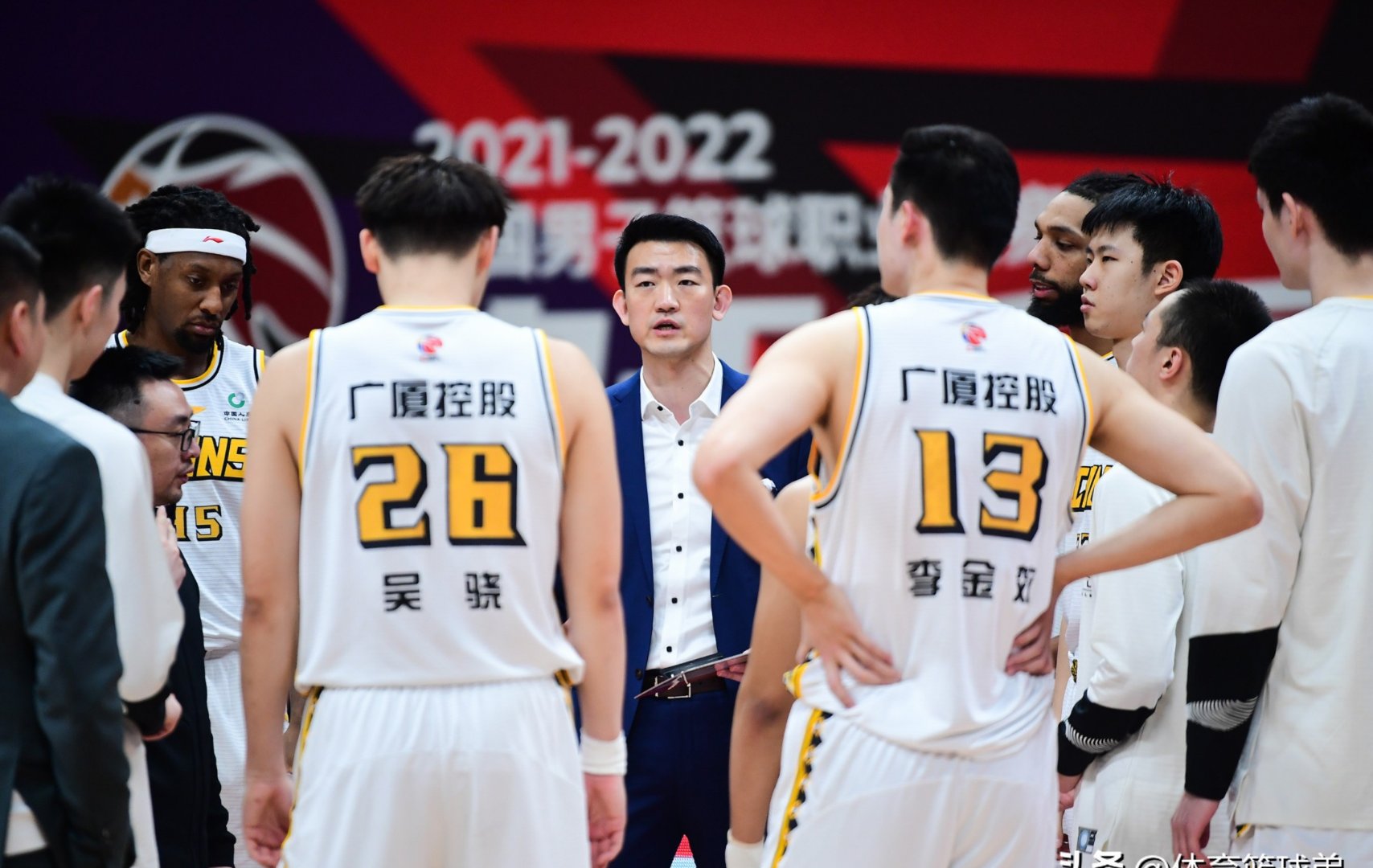 黑白直播nba在线观看-球队拼尽全力，取得重要胜利