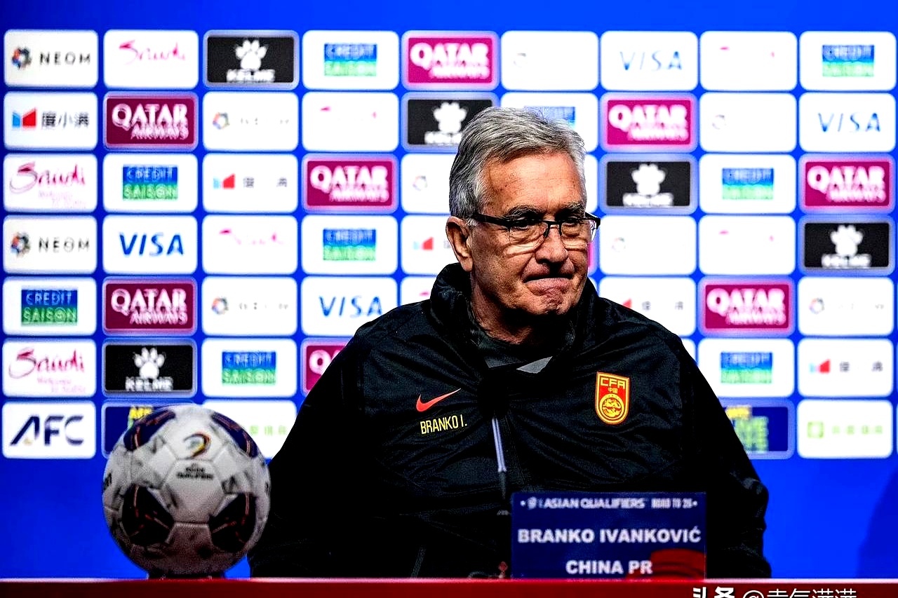 中后卫球员全场效力出色,稳固防线 中后卫球员全场效力出色,稳固防线