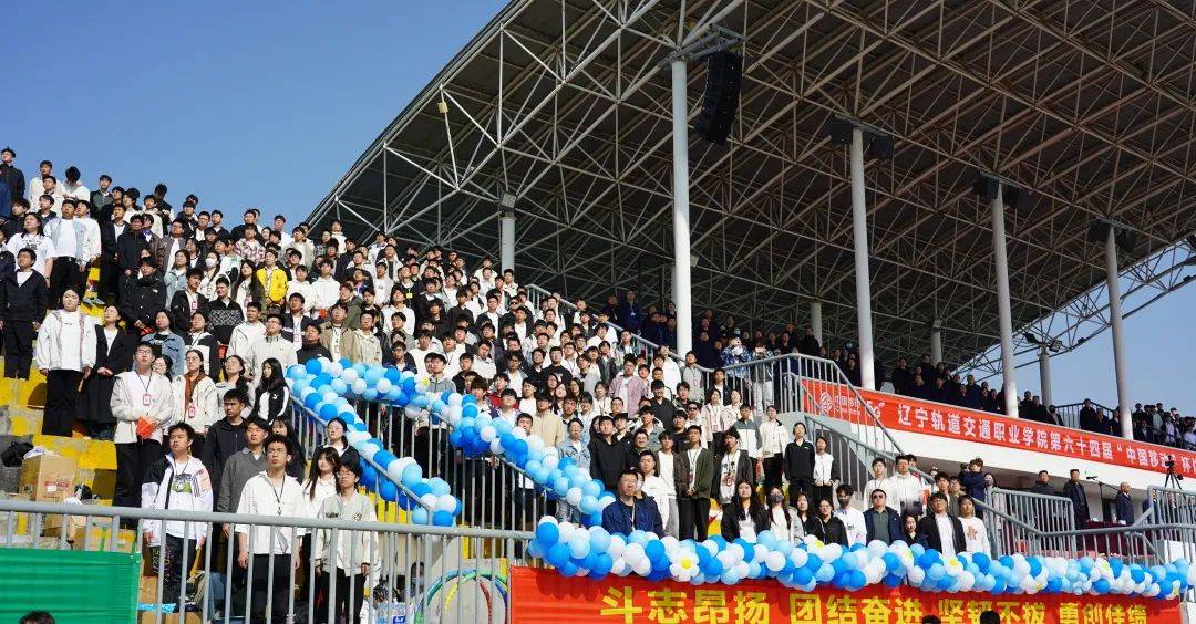 黑白直播-观众热情呼声响彻整个体育场总有意外