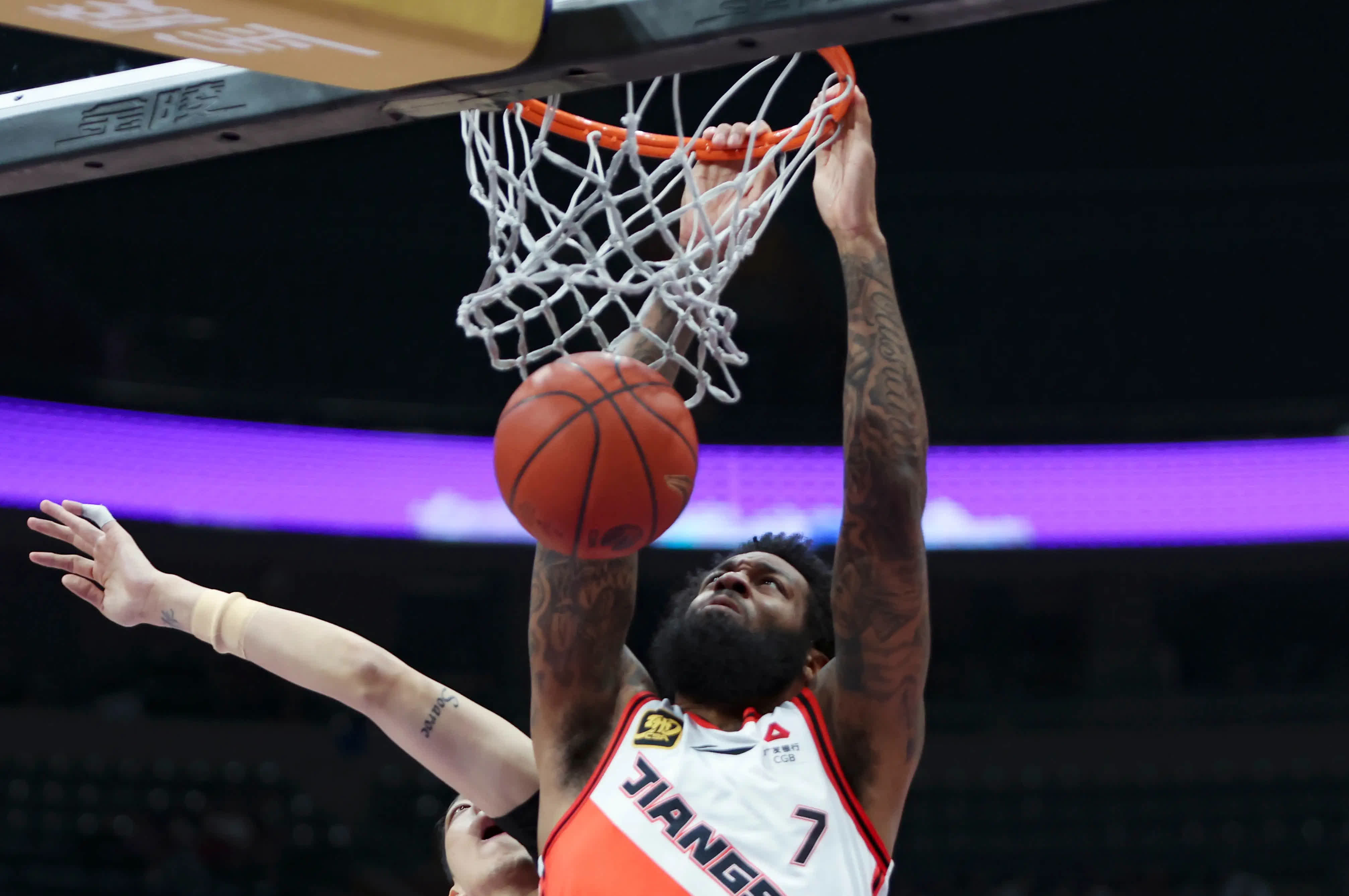 黑白直播在线观看-包含球员奋力冲刺，篮球比赛中拼尽全力突围的词条