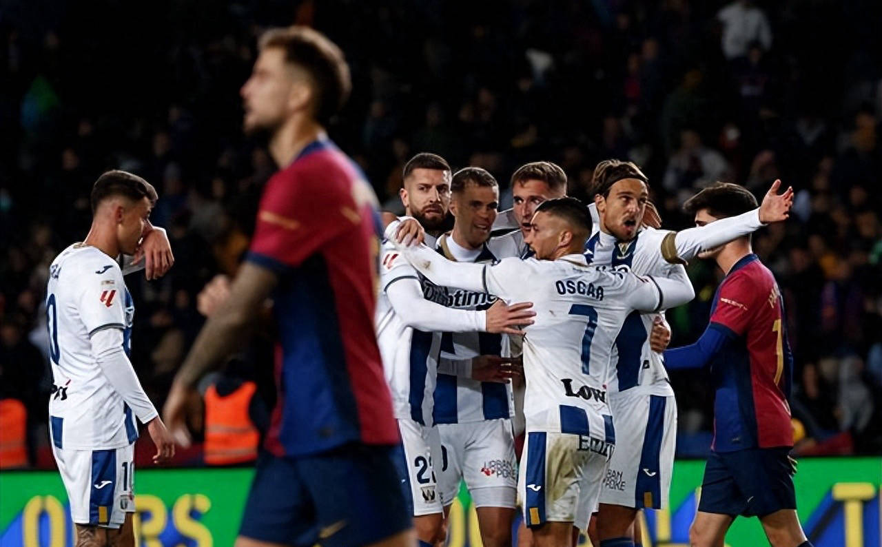 黑白直播在线观看-梅西攻入关键球，巴萨逆转击败对手