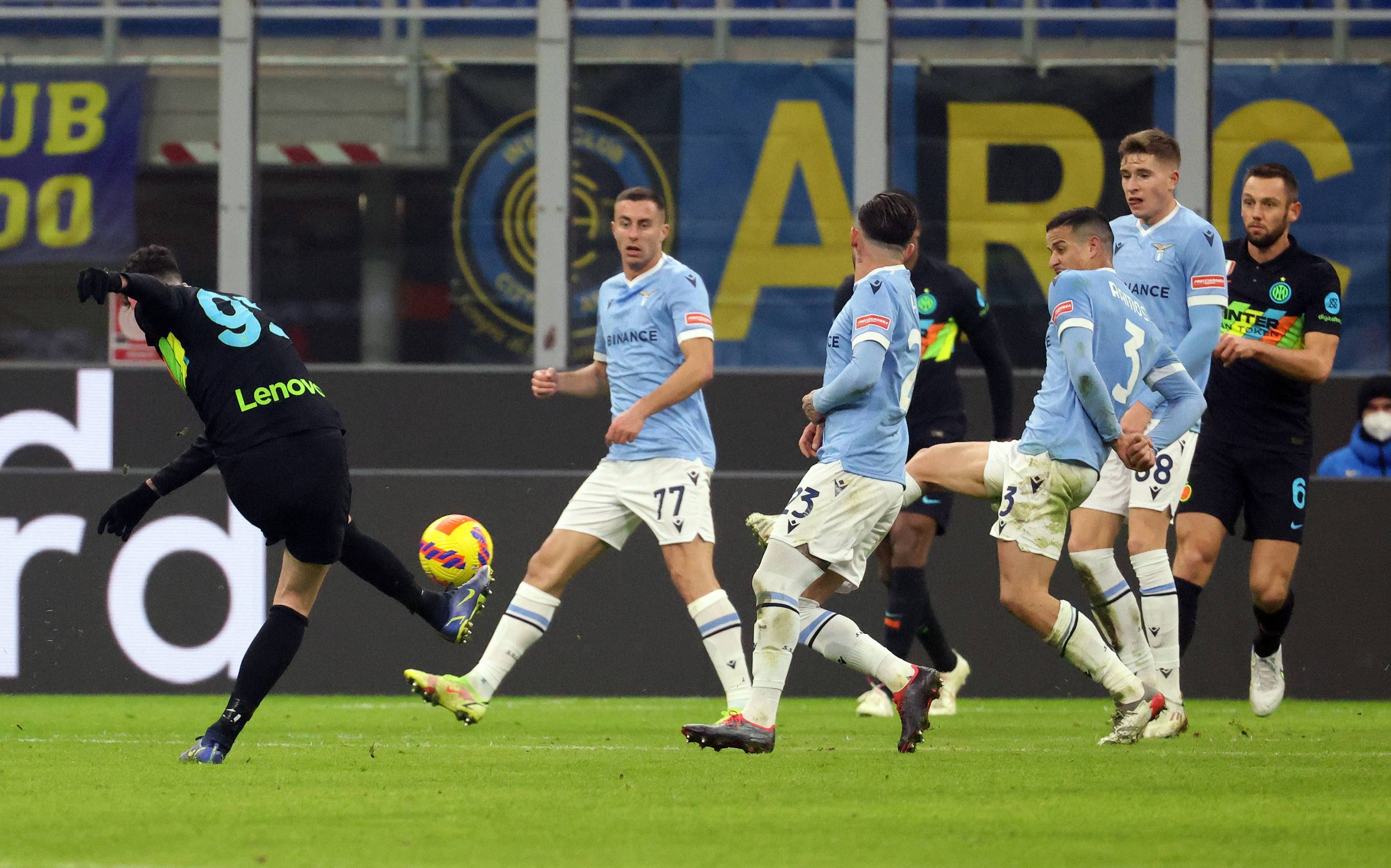 黑白直播在线观看-意甲球队拉齐奥与国际米兰在激烈比赛中战平的简单介绍