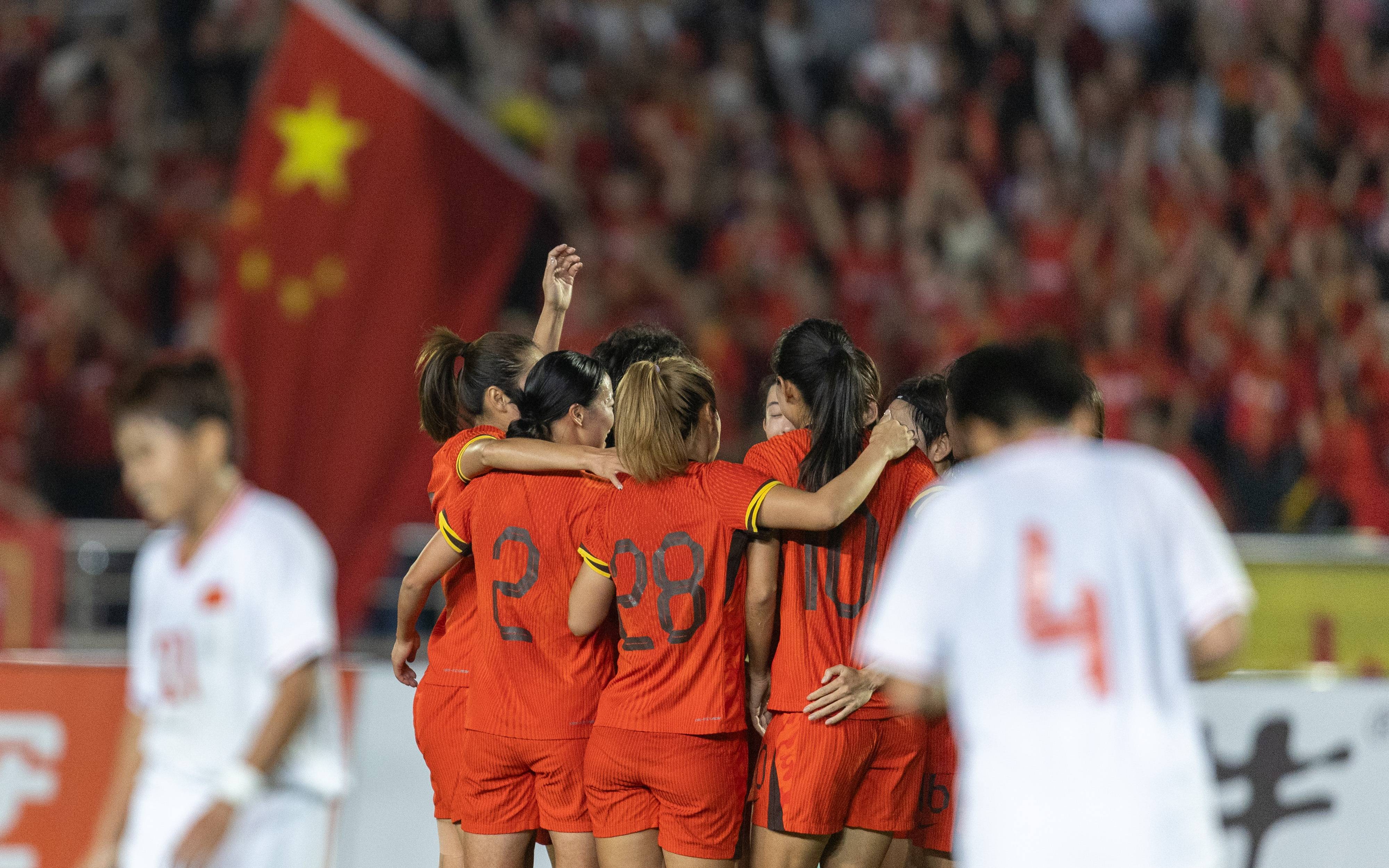 荷兰女足备受老师照顾,团结一致战胜一切。 荷兰女足备受老师照顾,团结一致战胜一切。