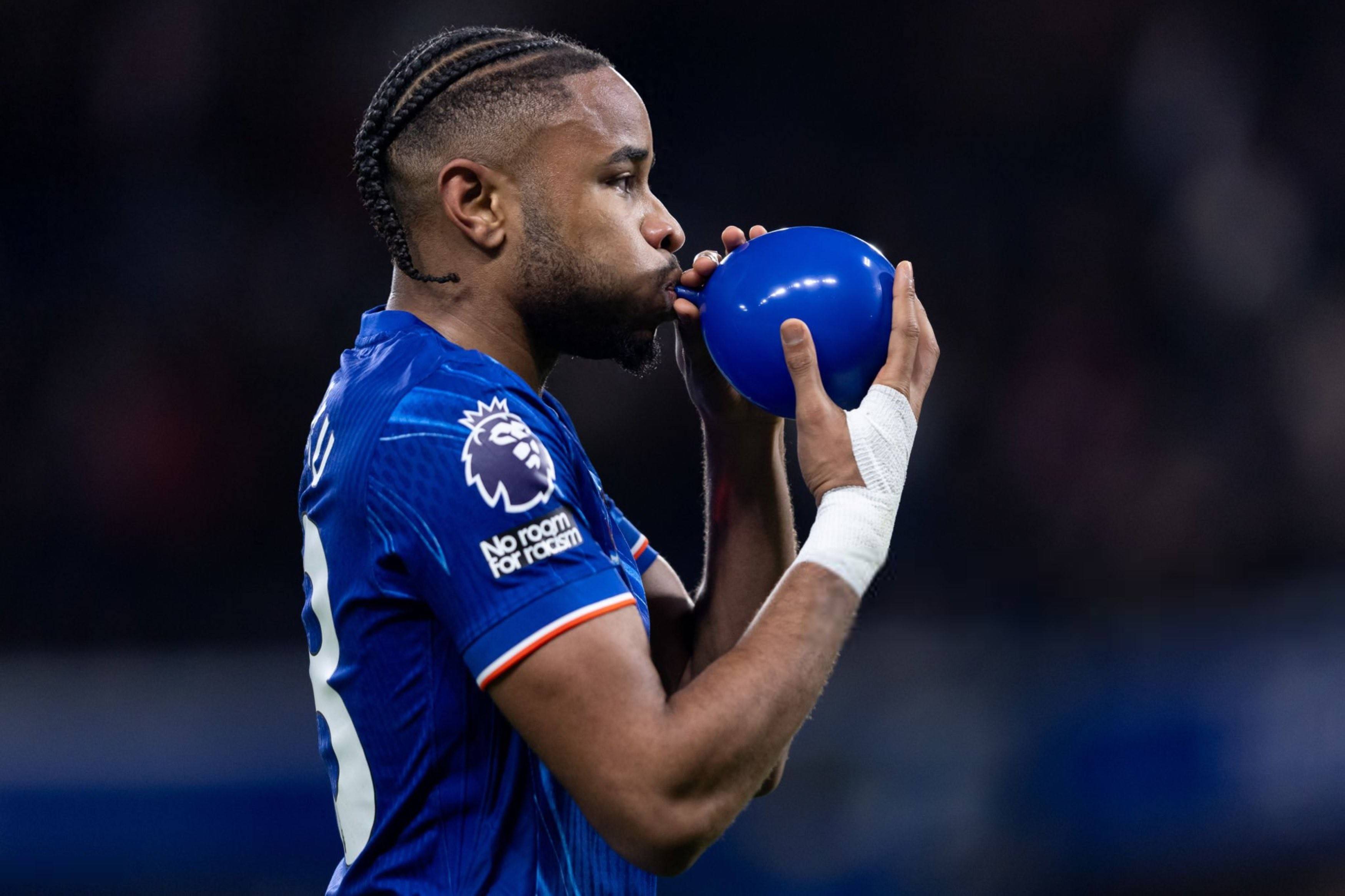 黑白直播体育-切尔西积分领跑，欧冠小组出线提前锁定的简单介绍