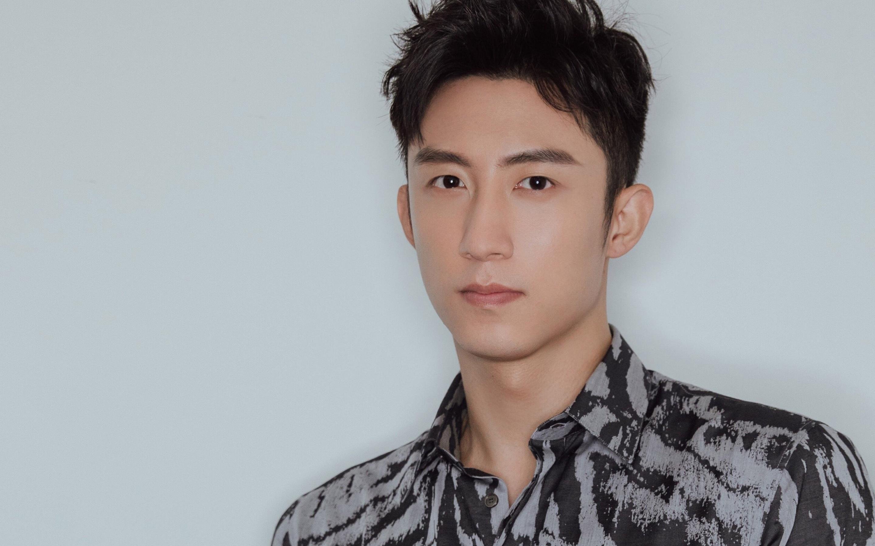 黑白直播体育-绿茵烽火映篮球魂，利拉德的欧冠式完美夜晚