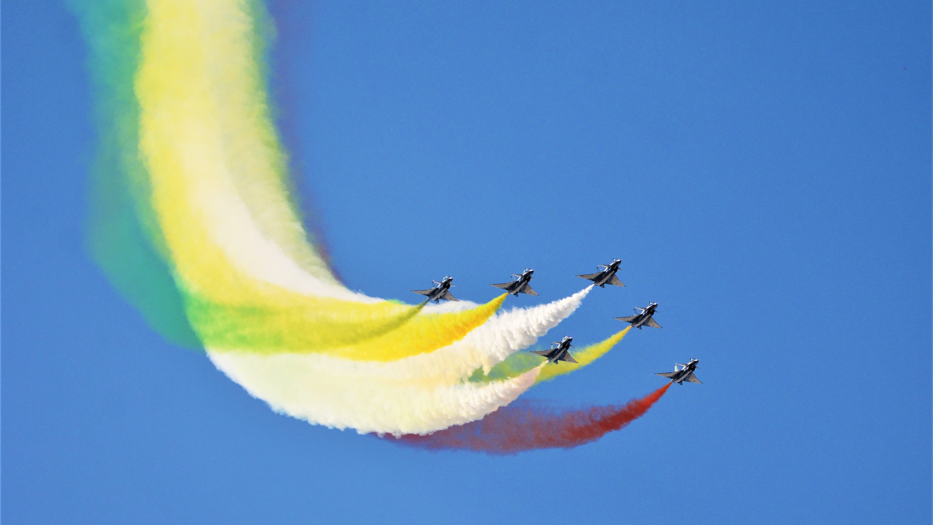 黑白直播网-钢铁咆哮中的一记足球，爱德华兹如何在平行时空一脚定下F1乾坤